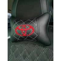Подушка на подголовник TOYOTA (из экокожи c белой прошивкой)
