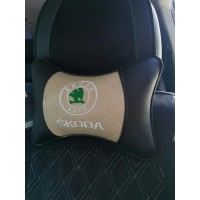 Подушка на подголовник Skoda (из экокожи с бежевой вставкой) Подушка на подголовник Skoda (из экокожи с бежевой вставкой)