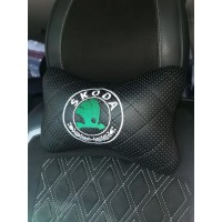 Подушка на подголовник Skoda (из экокожи с черной прошивкой)