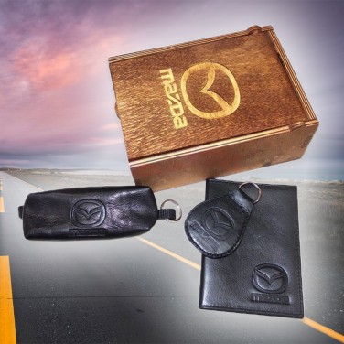 Подарочный набор Mazda: брелок, ключница и обложка для автодокументов