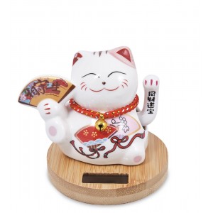 Фигурка Манэки-нэко с веером