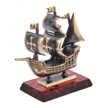 Фигурка Каравелла (янтарь)