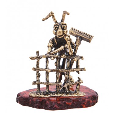 Фигурка Кузнечик - огородник (янтарь)