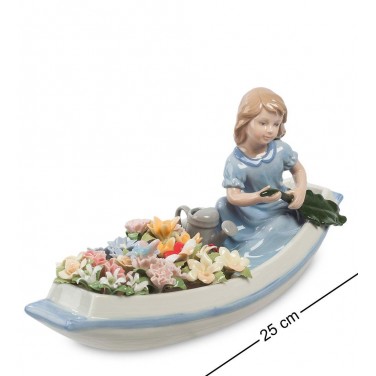 Композиция Девочка в цветочной лодке