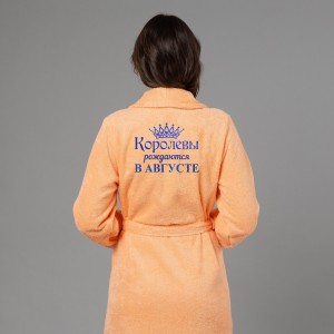 Женский халат с вышивкой Королевы рождаются в августе (персиковый)