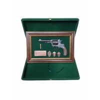Панно с пистолетом Наган и знаками ФСБ (в футляре)