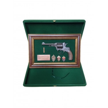 Панно с пистолетом Наган и знаками ФСБ (в футляре)