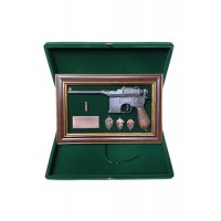 Панно с пистолетом Маузер и знаками ФСБ (в футляре)