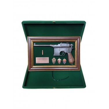 Панно с пистолетом Маузер и знаками ФСБ (в футляре)