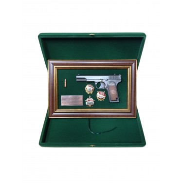 Панно с пистолетом ТТ и наградами СССР (в футляре) Панно с пистолетом ТТ и наградами СССР (в футляре)