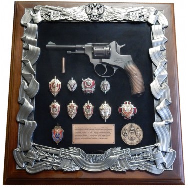 Панно с револьвером Наган и знаками ФСБ