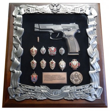 Панно с пистолетом Ярыгина и знаками ФСБ