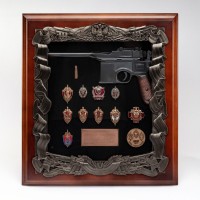 Панно с пистолетом Маузер и знаками ФСБ