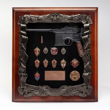 Панно с пистолетом Маузер и знаками ФСБ