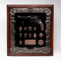 Панно с револьвером Наган и знаками ФСБ
