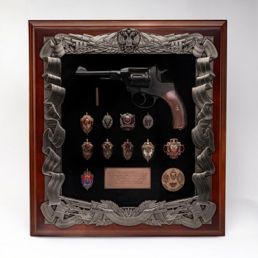 Панно с револьвером Наган и знаками ФСБ