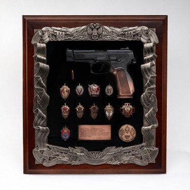 Панно с пистолетом Ярыгина и знаками ФСБ